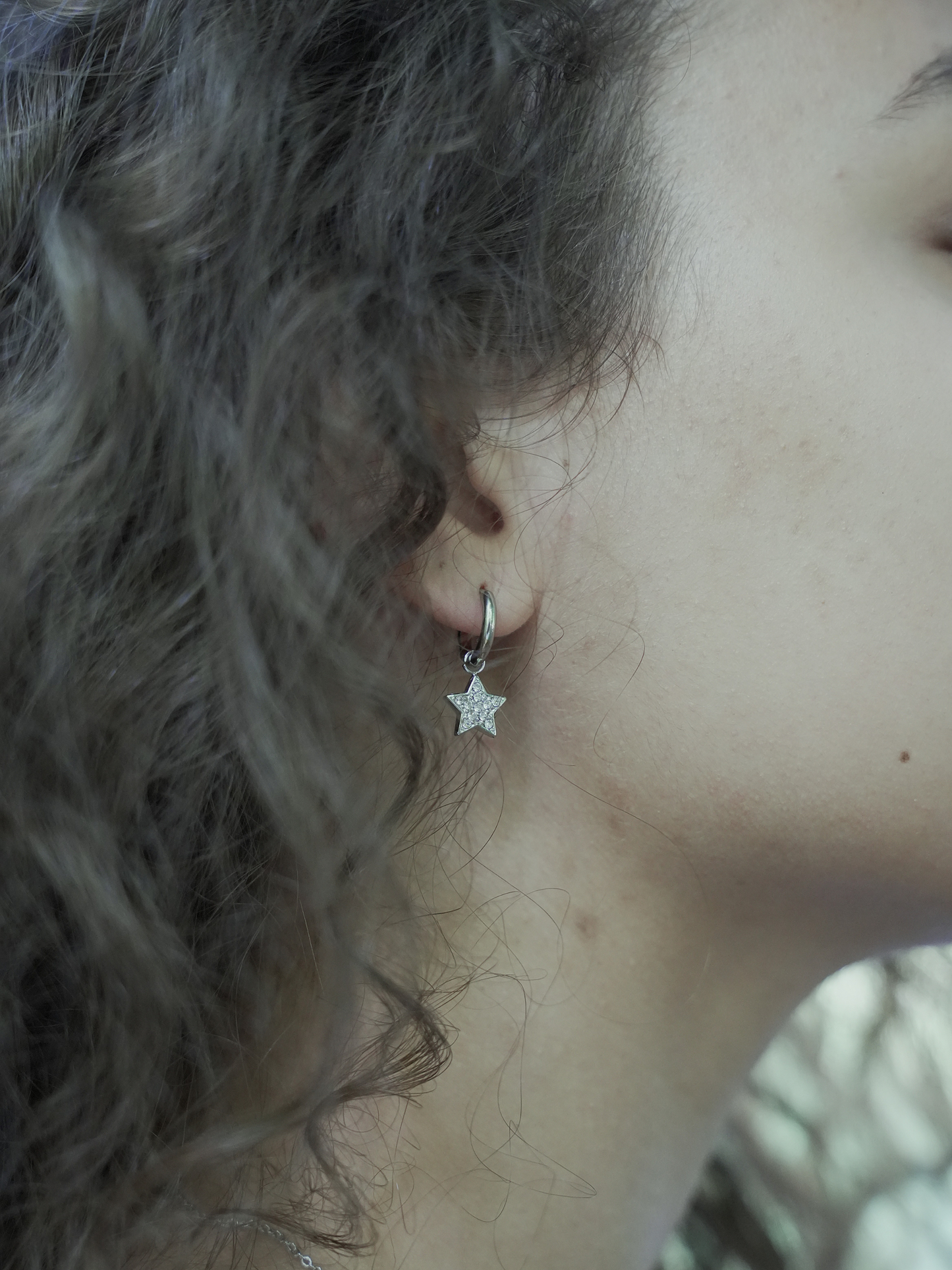 Créoles Marie acier doré strass étoile portées – Bellora Bijoux