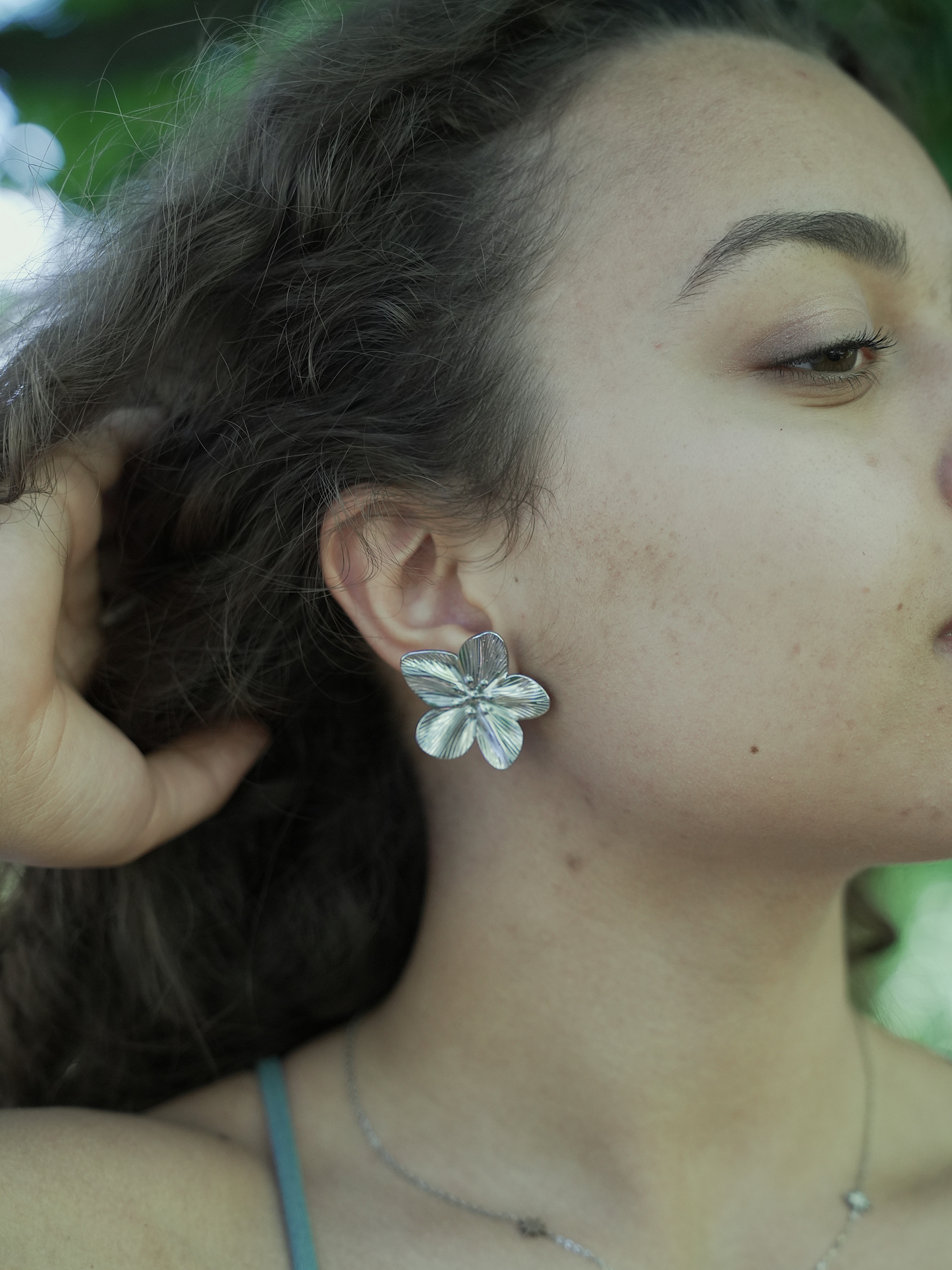Puces Juliette dorées fleurs portées vue de face – Bellora Bijoux
