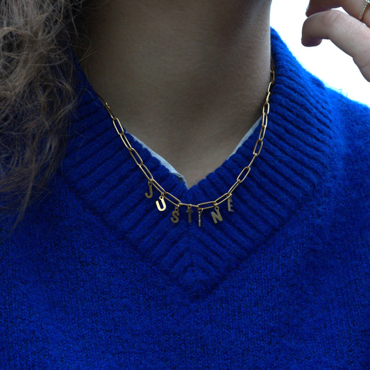 Collier prénom en lettres dorées en acier inoxydable, idée pour associer ses bijoux à sa tenue du quotidien