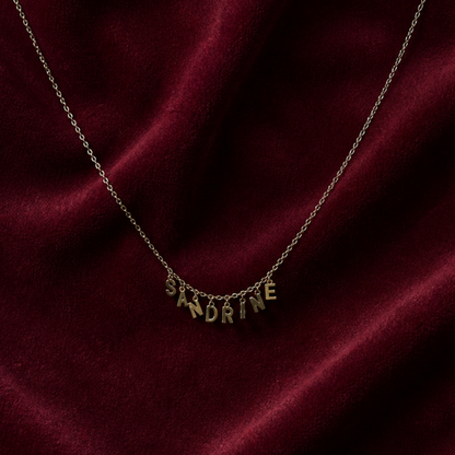 Collier Isadora argenté lettres suspendues personnalisé ; Bellora Bijoux Strasbourg