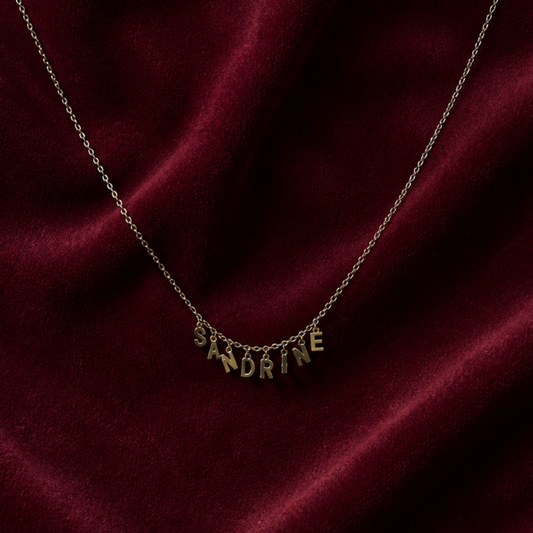 Collier Isadora argenté lettres suspendues personnalisé ; Bellora Bijoux Strasbourg